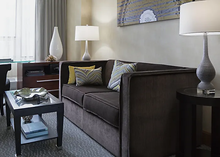 Hotel Renaissance Downtown 4*