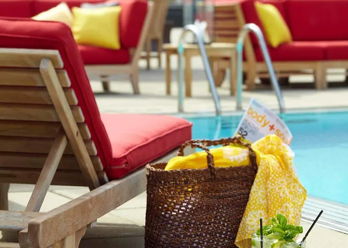 Renaissance Downtown 4*
