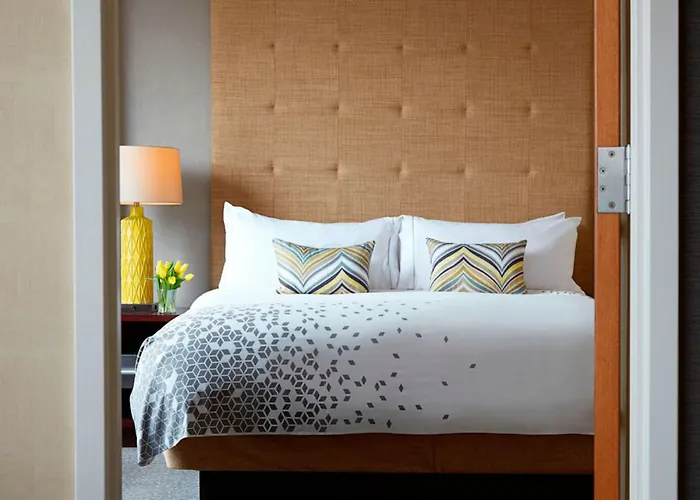 Hotel Renaissance Downtown 4*